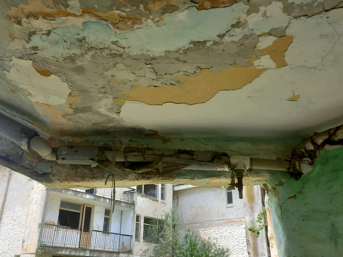 Tavan scorojit  şi conducte ruginite. Fotografii: MI