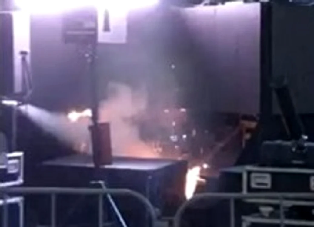 Incendiul a izbucnit sub scenă
