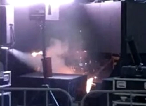 Incendiul a izbucnit sub scenă