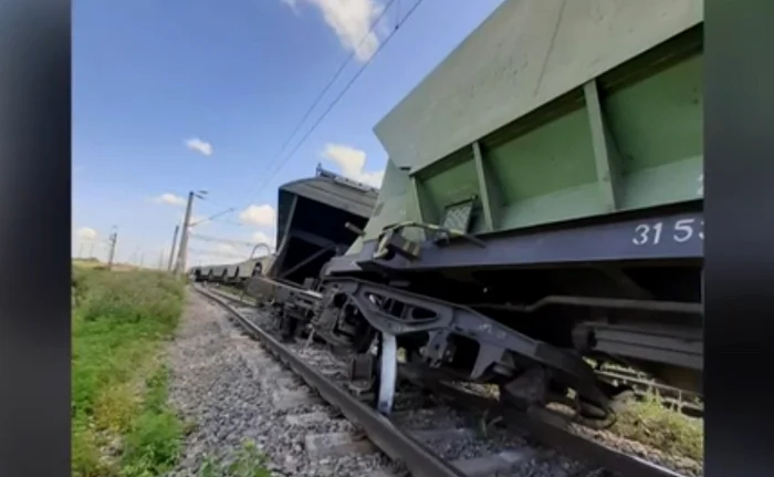 
    Cinci vagoane ale unui tren de marfă au deraiat în apropierea gării din FeteștiFoto: captură Digi24  