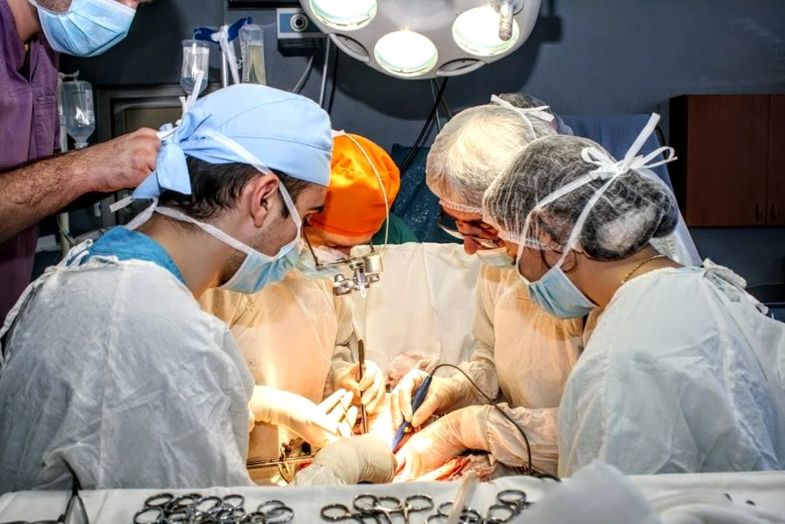 Chirurgi în operaţie SURSĂ Arhiva Adevărul