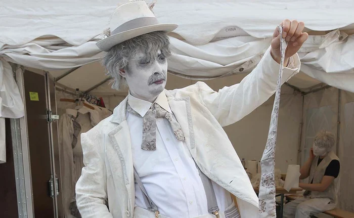 
    Sheng Luyue și-a intrat  în rol imediat după ce s-a  costumat. Prin statuia  vivantă, un actor spune  o poveste doar din gesturiFotografii: Sever Gheorghe  