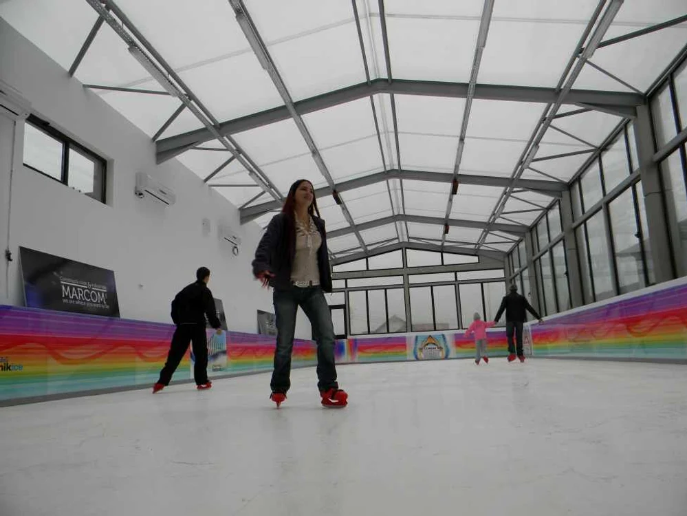 Patinoarul artificial "Party Ice" a rămas singura alternativă pentru iubitorii gheţii