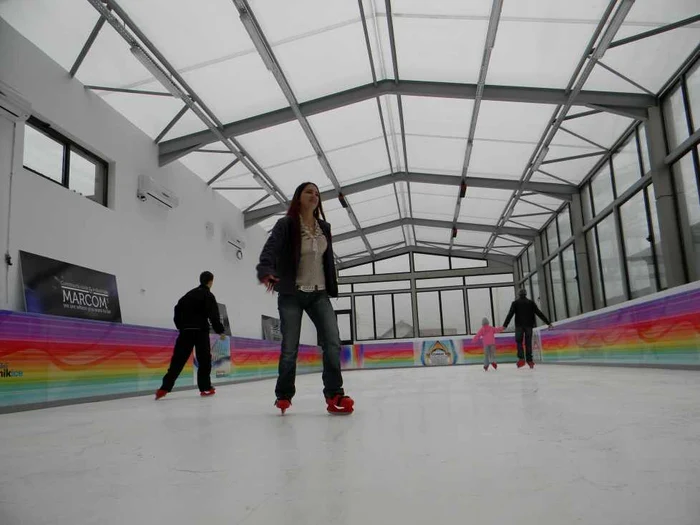 Patinoarul artificial "Party Ice" a rămas singura alternativă pentru iubitorii gheţii