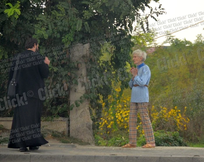 Mama lui Şerban Ionescu a adus preotul acasă. (Foto: Laurenţiu Muscaliu)