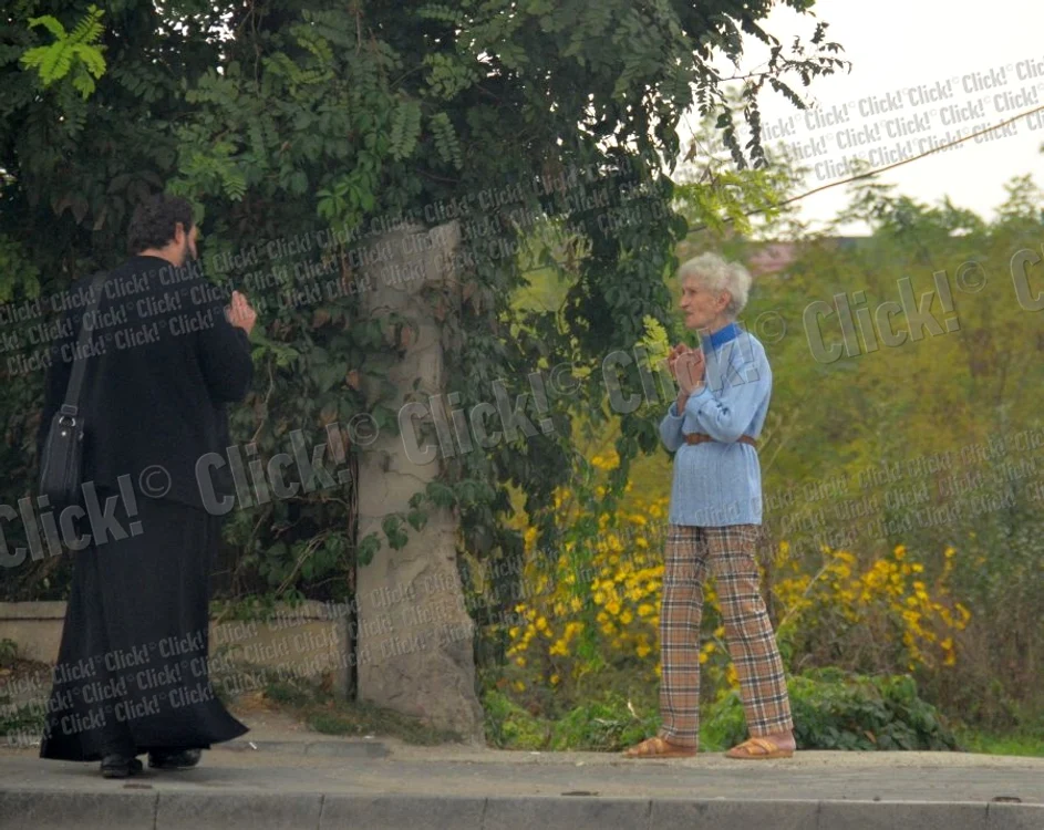 Mama lui Şerban Ionescu a adus preotul acasă. (Foto: Laurenţiu Muscaliu)