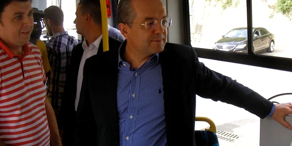 Emil Boc s-a plimbat cu cel de-al treilea tramvai mov
