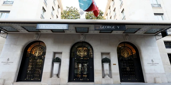 hotel george v paris foto shutterstock