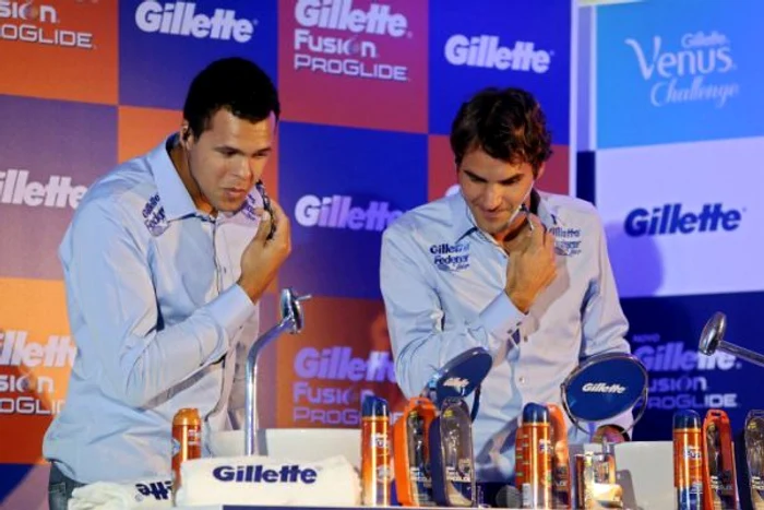 
    Federer si Tsonga s-au bărbierit în fața ziariștilor (foto: Gillette Federer Tour)  