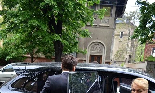 Mutu şi mama lui au coborât primii din maşină jpeg