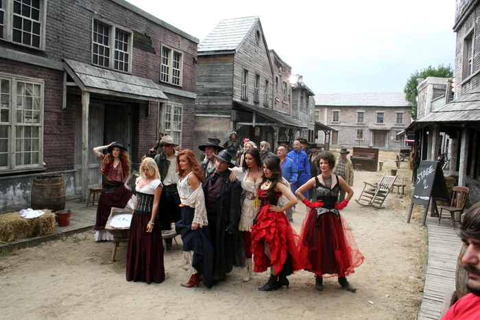 “Ghici cine vine la Cronică!"