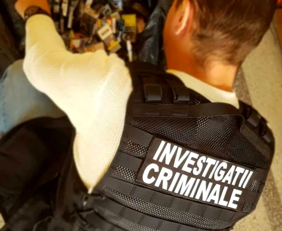 Poliţişti de investigaţii criminale fac percheziţii la suspecţii de furt FOTO Arhivă