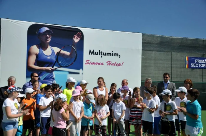 Simona Halep, în mijlocul copiilor FOTO Sunt Iulian Anghel, editor Adevărul, şi consider că este penibil să specific sursele fotografiilor