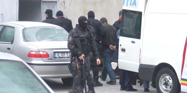 Trei dintre cei 14 membrii ai retelei de contrabanda cu tigari vor fi prezentati azi instantei pentru arestare