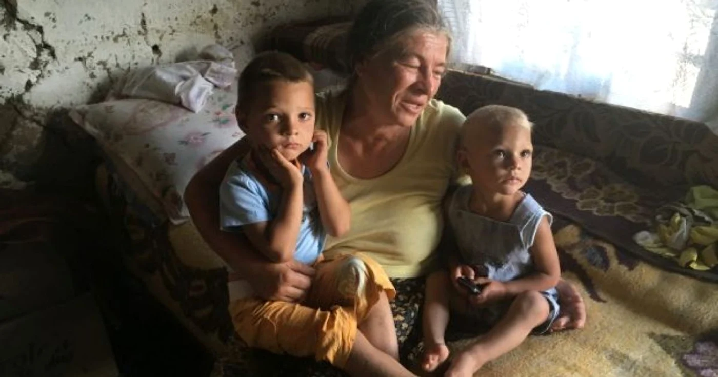 Cei doi frăţiori trăiesc într-o case veche de 100 de ani în întuneric