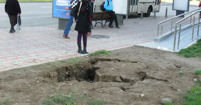 Craterul se măreşte în fiecare zi