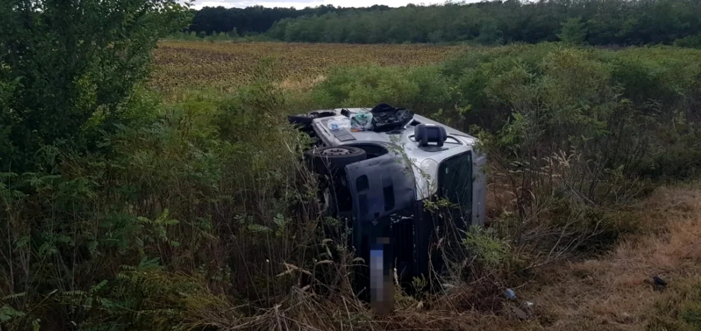 S-a răsturnat cu maşina după explozia unui cauciuc Foto: ISU Argeș