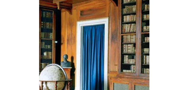 Biblioteca Naţională din Napoli  are aproape 160.000 de volume,  dintre care multe ediţii rare