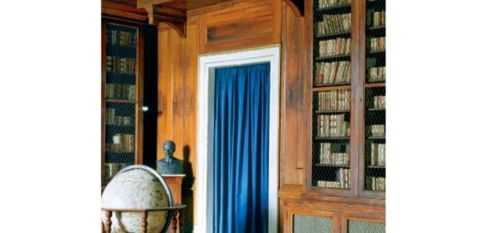 Biblioteca Naţională din Napoli are aproape 160.000 de volume, dintre care multe ediţii rare