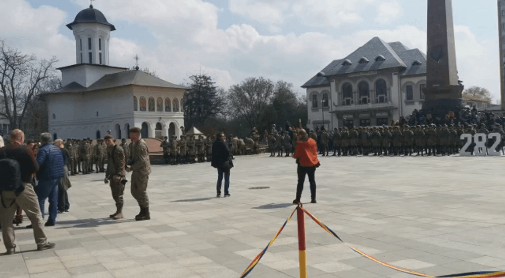 Un militar din Focșani a leșinat în timp ce premierul Ciucă ținea un discurs despre război VIDEO