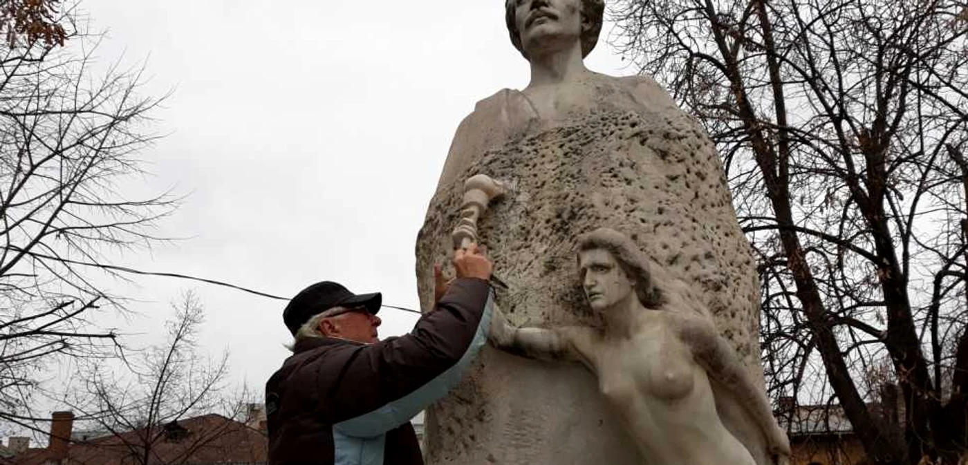 Monumentul închinat lui Eminescu la Galaţi FOTO Arhiva Adevărul
