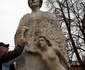 Sculptorul Gheorghe Andreescu repară statuia vandalizată a lui Eminescu FOTO gazetagalatiului.ro