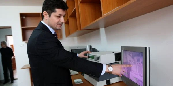 Braşov: Dr. C-tin Mirea spune că în laborator se poate depista orice fals Foto: Stelian Grăjdan