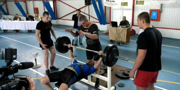 Sportivii ridică greutăţi la Cupa României