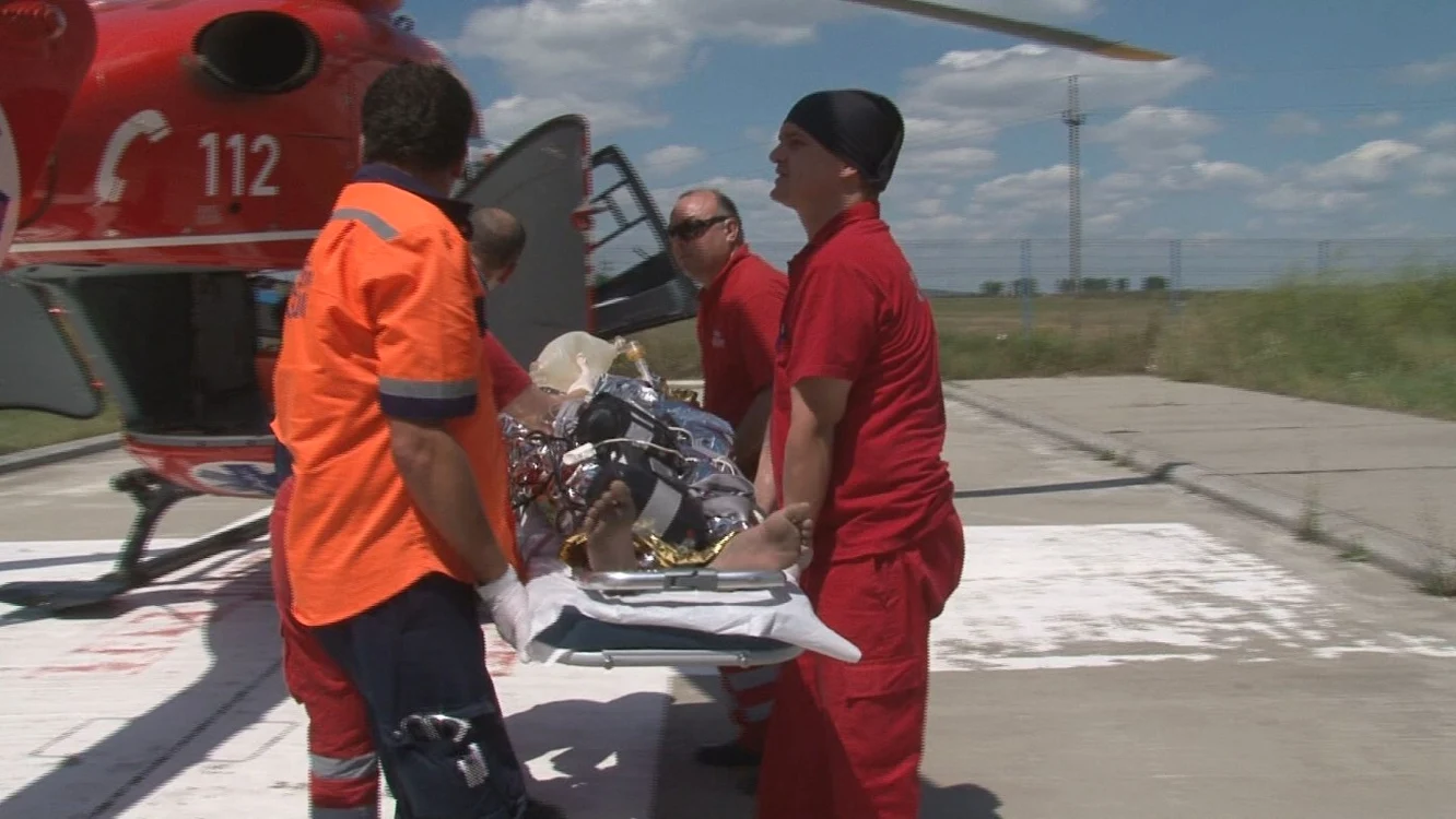 Un elicopter SMURD a ajuns la Bălcesti, pentru a-l prelua pe baietel. Foto arhiva Adevarul