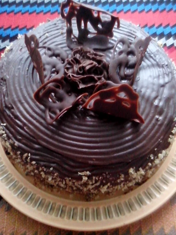 
    Tort cu nucă și ciocolată  