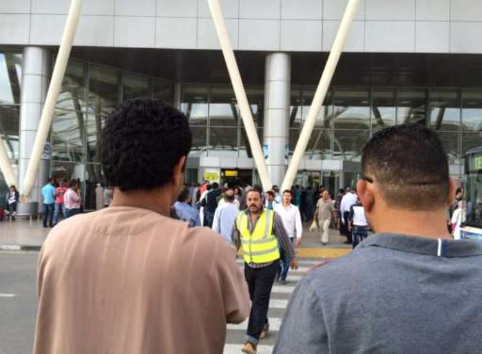 avion disparut aeroport primele rude ajung la aeroport in cairo foto ap