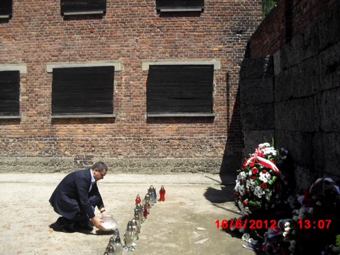 Victor Ponta, la muzeul fostului lagăr comunist Auschwitz (foto:Facebook)
