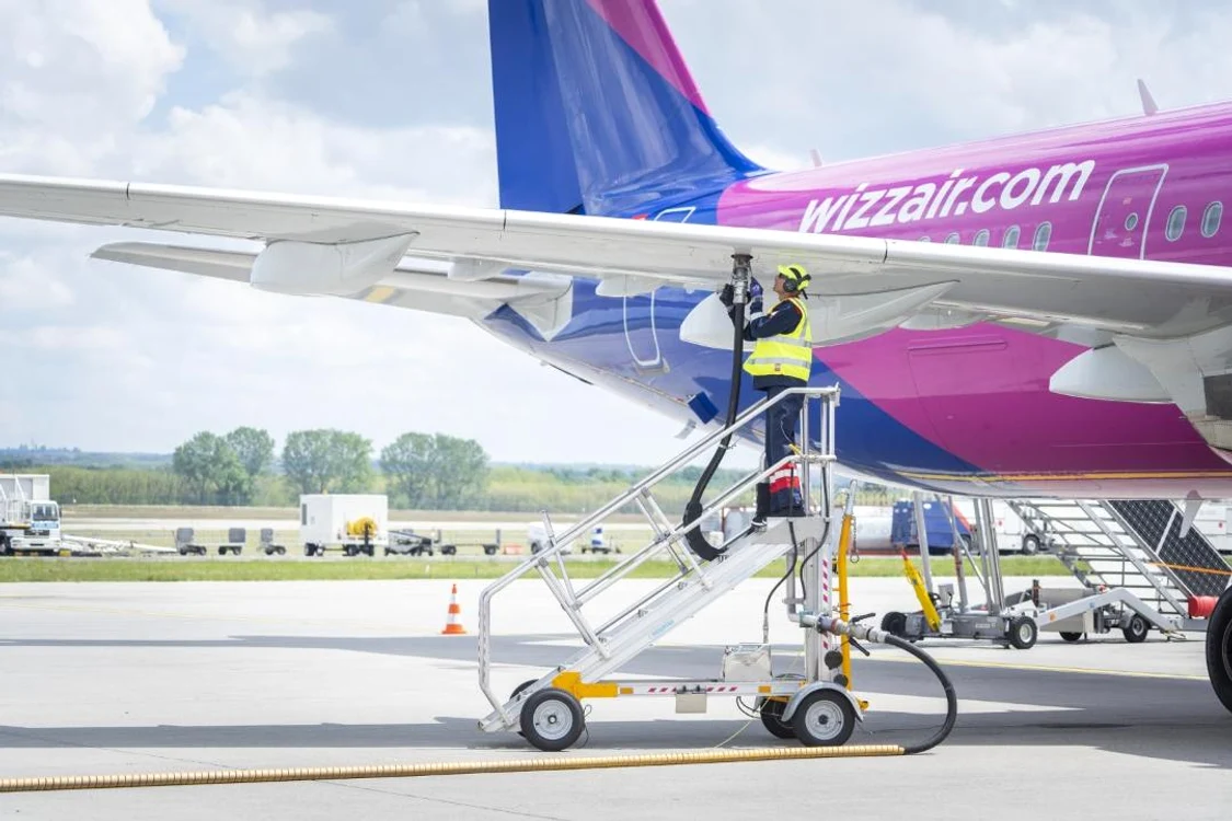 Avion Wizz Air în timpul alimentării cu un amestec de 37% combustibil sustenabil și restul Jet A1