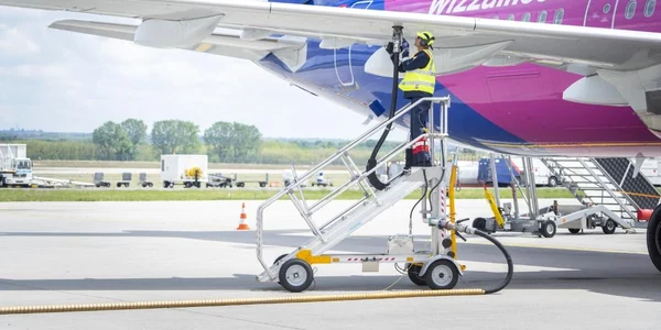 avion Wizz Air in timpul alimentarii cu combustibil sustenabil facut din ulei de gatit si grasimi animale jpg