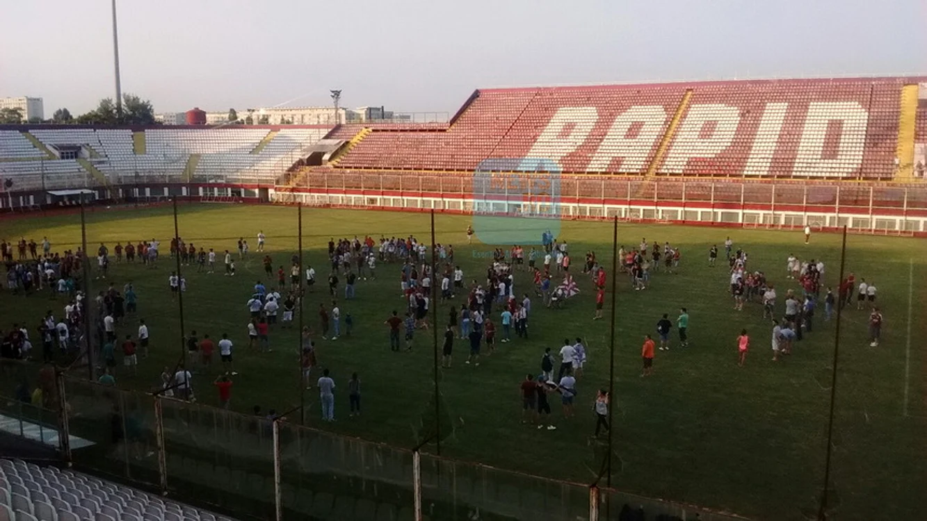 
    Fanii rapidişti sunt la stadionfoto: news.ro  