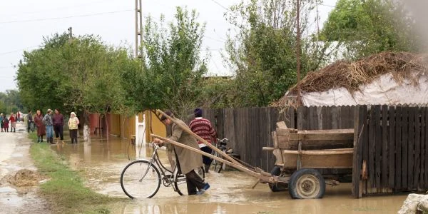 Amenzile pentru proprietarii locuinţelor neasigurate în caz de dezastre naturale vor veni abia din 2012 (foto: Alex Policală)