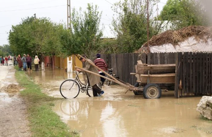 Amenzile pentru proprietarii locuinţelor neasigurate în caz de dezastre naturale vor veni abia din 2012 (foto: Alex Policală)