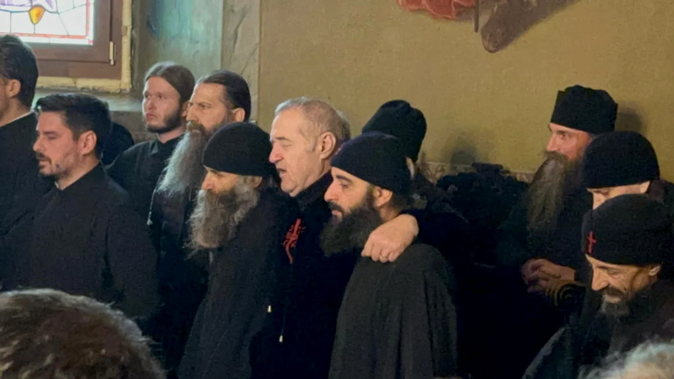 Gigi Becali a cântat  alături de călugări. FOTOGRAFII: Click!