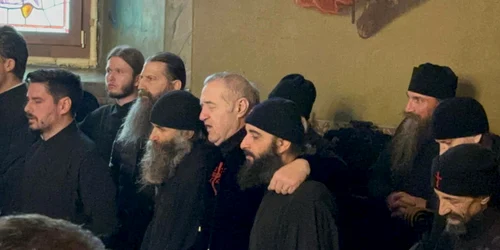 Becali canta biserica jpg