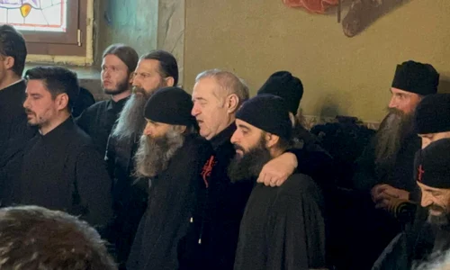 Becali canta biserica jpg