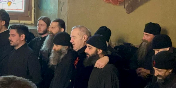 Becali canta biserica jpg