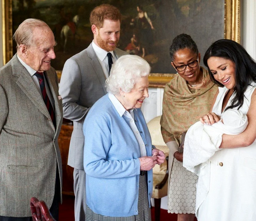 Regina Elisabeta a II-a întâmpinându-l pe Archie, fiul prinţului Harry. Foto: Profimedia