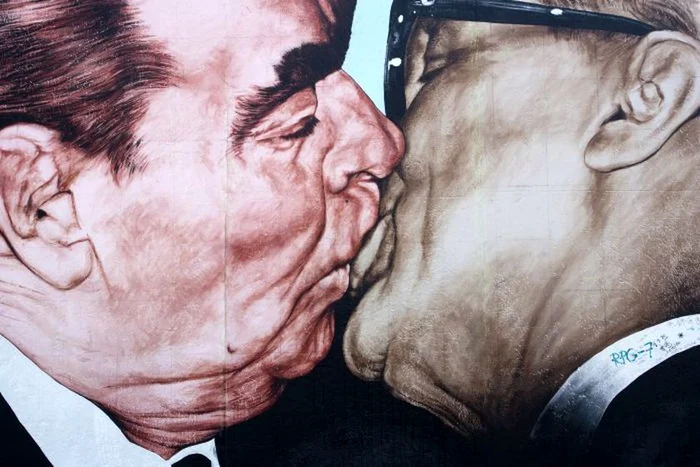 Cum era considerat „sărutul socialist” în lumea comunistă @shutterstockclickpentrufemei.ro