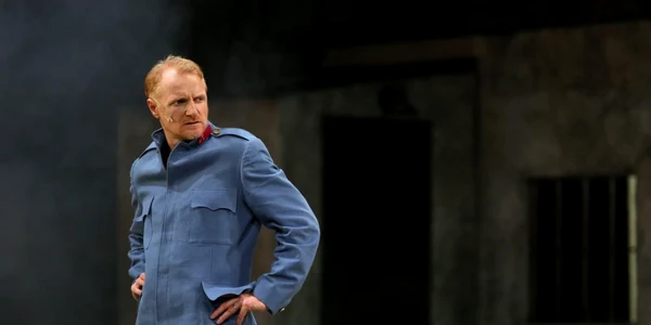 Richard Bovnoczki în spectacolul „Pădurea Spânzuraţilor” de la Teatrul Naţional Bucureşti / FOTO Florin Ghioca