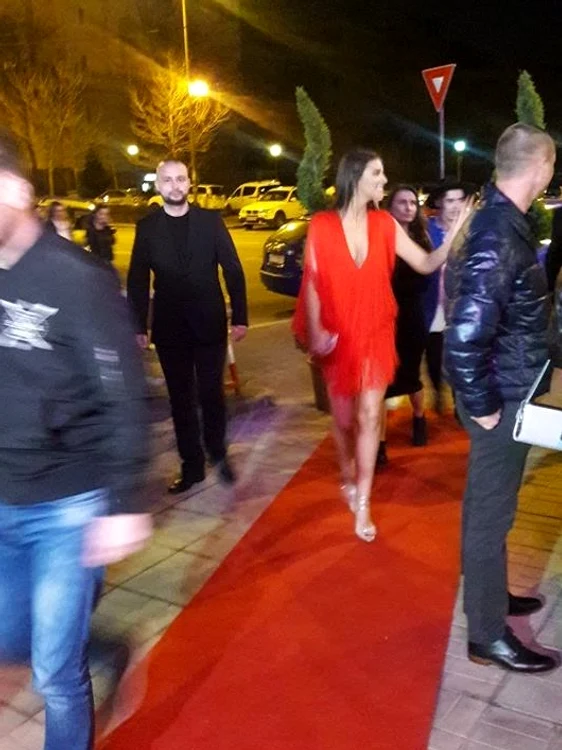 Cântăreaţa a deschis noul club cu un recital pregătit special pentru seara de joi