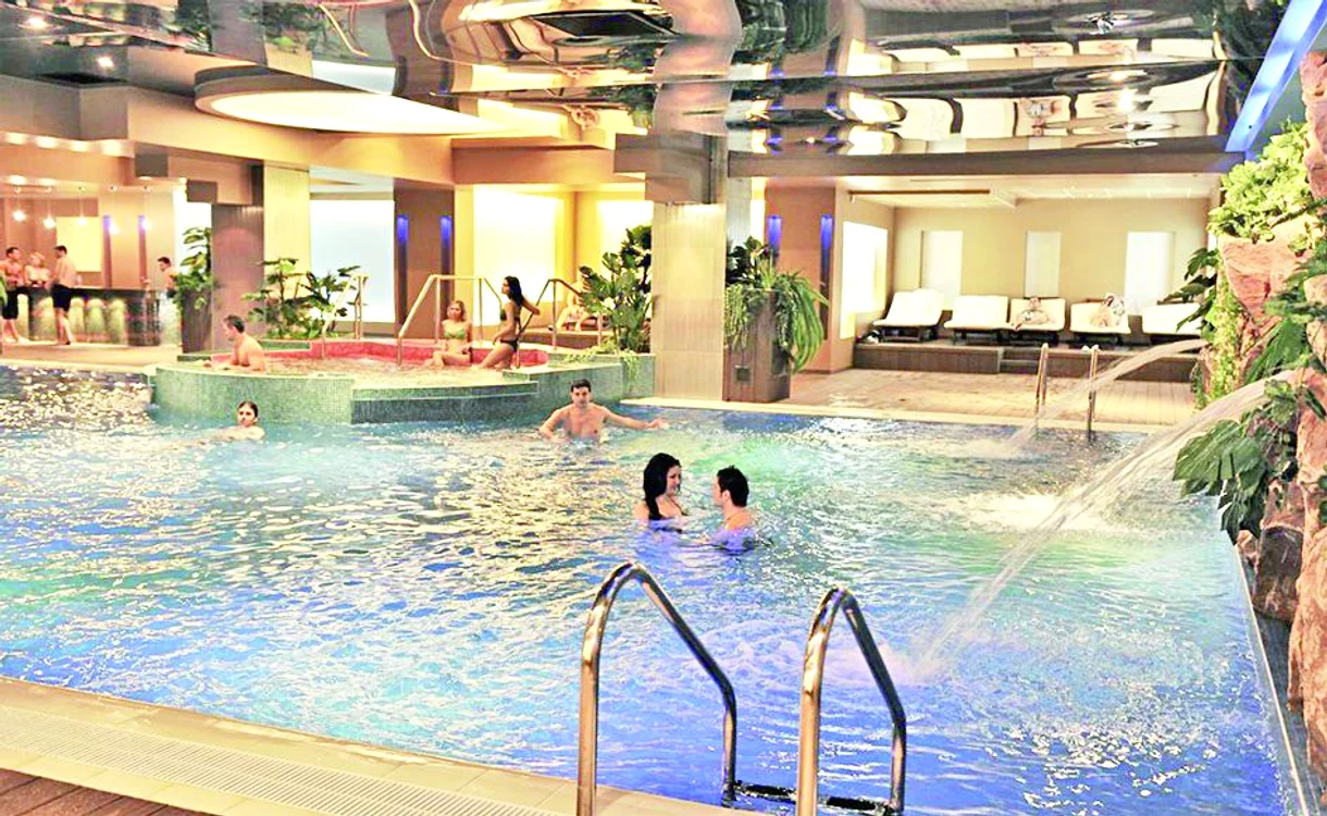 Rin Grand Hotel, patronat de fraţii Negoiţă, a găzduit agenţia de fotomodele din anul 2008