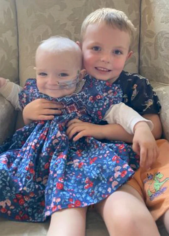 Fetiţa, alături de fratele ei mai mare, Henry. Foto: Arhivă personală