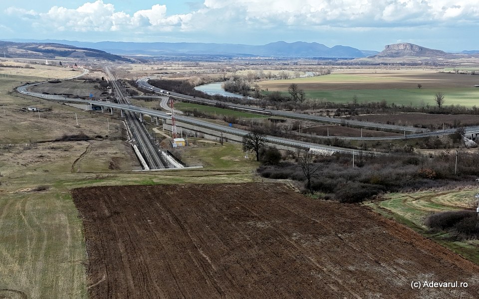 Spectaculosul tunel feroviar din vestul României, construit pe sub rămășițele unui mare oraș preistoric   
