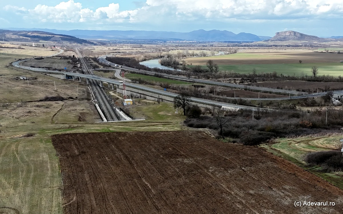 Ieșirea din tunelul Turdaș, spre Deva. Foto: Daniel Guță. ADEVĂRUL