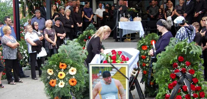 Lorena Boberschi a stat alături de sicriu FOTO Andreea Vilcovschi